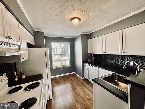 4th image of 520 Cromwell Ct