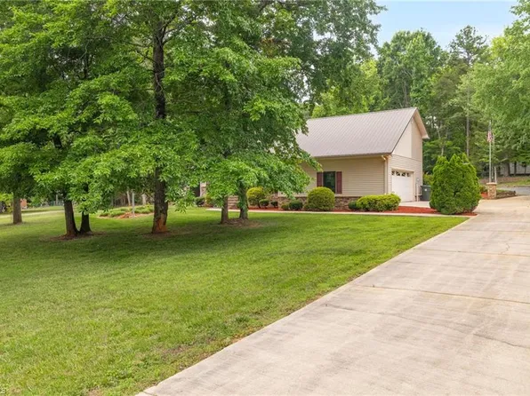 104 Willowbrook Dr, Thomasville, NC 27360
