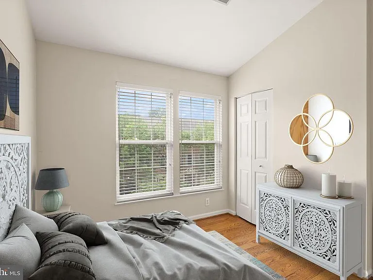 917 Rolfe Pl — Photo 9