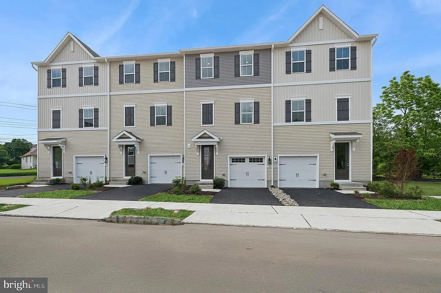 3 bed, 1927 sqft, $3,200 — Photo 1