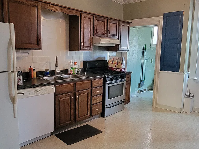 2323 Sarah St — Photo 11