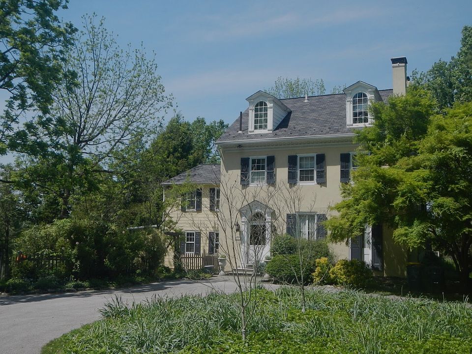 2nd image of 801 Crooked Ln