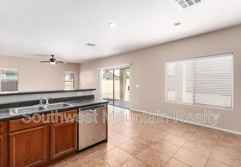 41261 W Laramie Rd — Photo 15