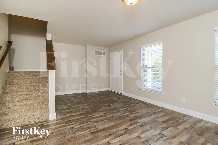 3 bed, 2.5 bath, 1800 sqft, $2,130 — Photo 3