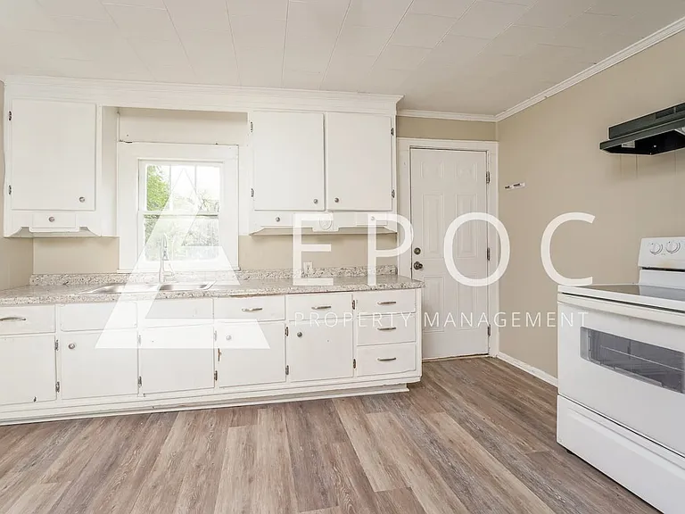 1136 W Green St — Photo 8