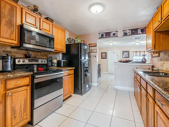3rd image of 801 Summit Boulevard
