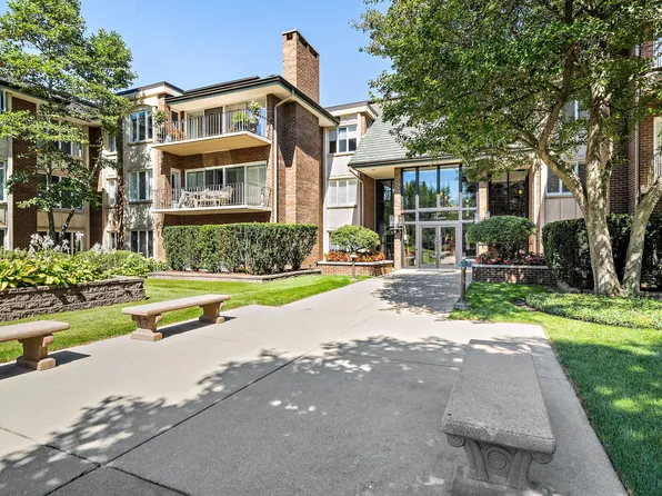 3 Oak Brook Club Dr APT E204, Oak Brook, IL 60523