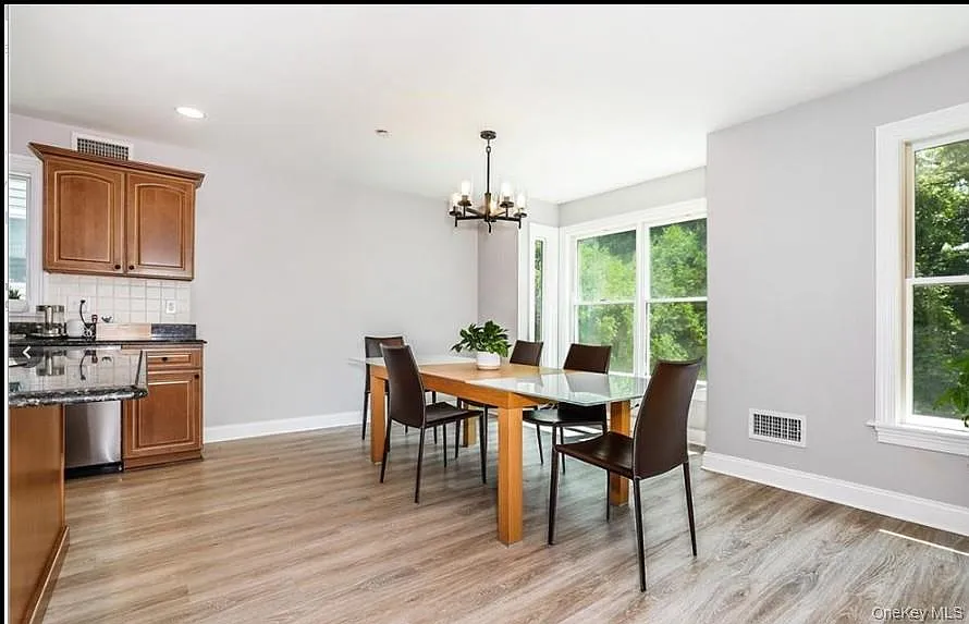 186 Woodside Ave — Photo 4