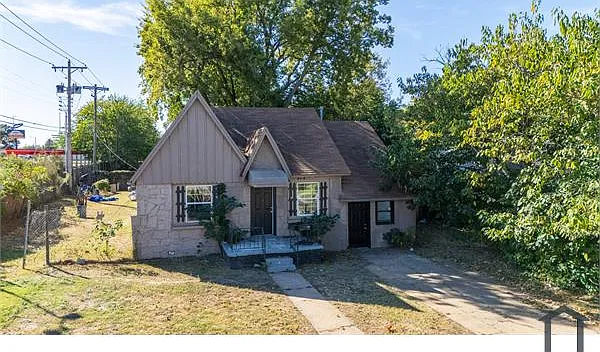 912 SW 35th St — Photo 3