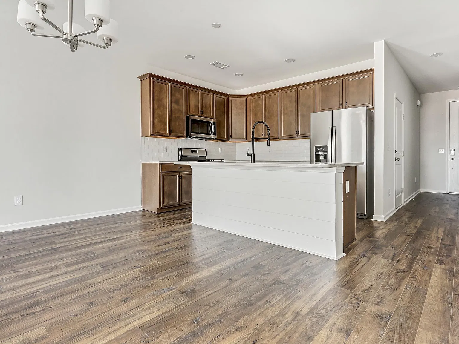 3 bed, 2.5 bath, 1708 sqft, $1,900 — Photo 2