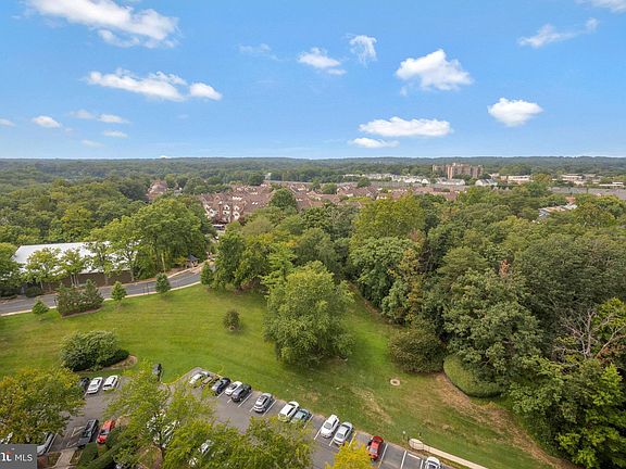 5th image of 205 Yoakum Pkwy Unit 1820