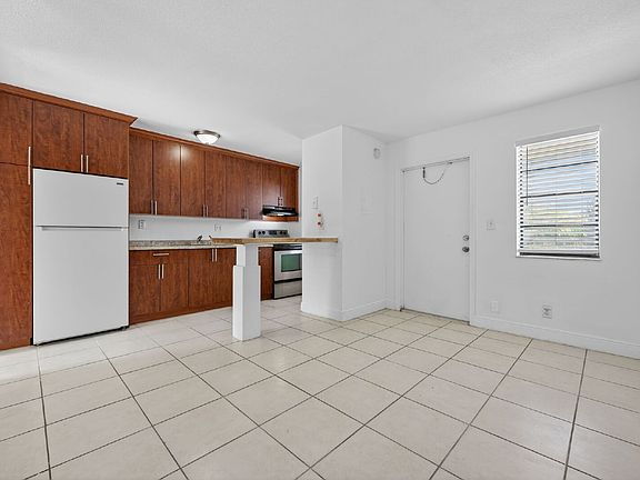 3rd image of 4081 N Dixie Hwy APT 17