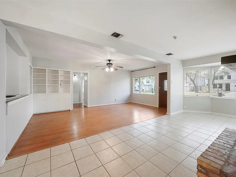 930 W 42nd St — Photo 10