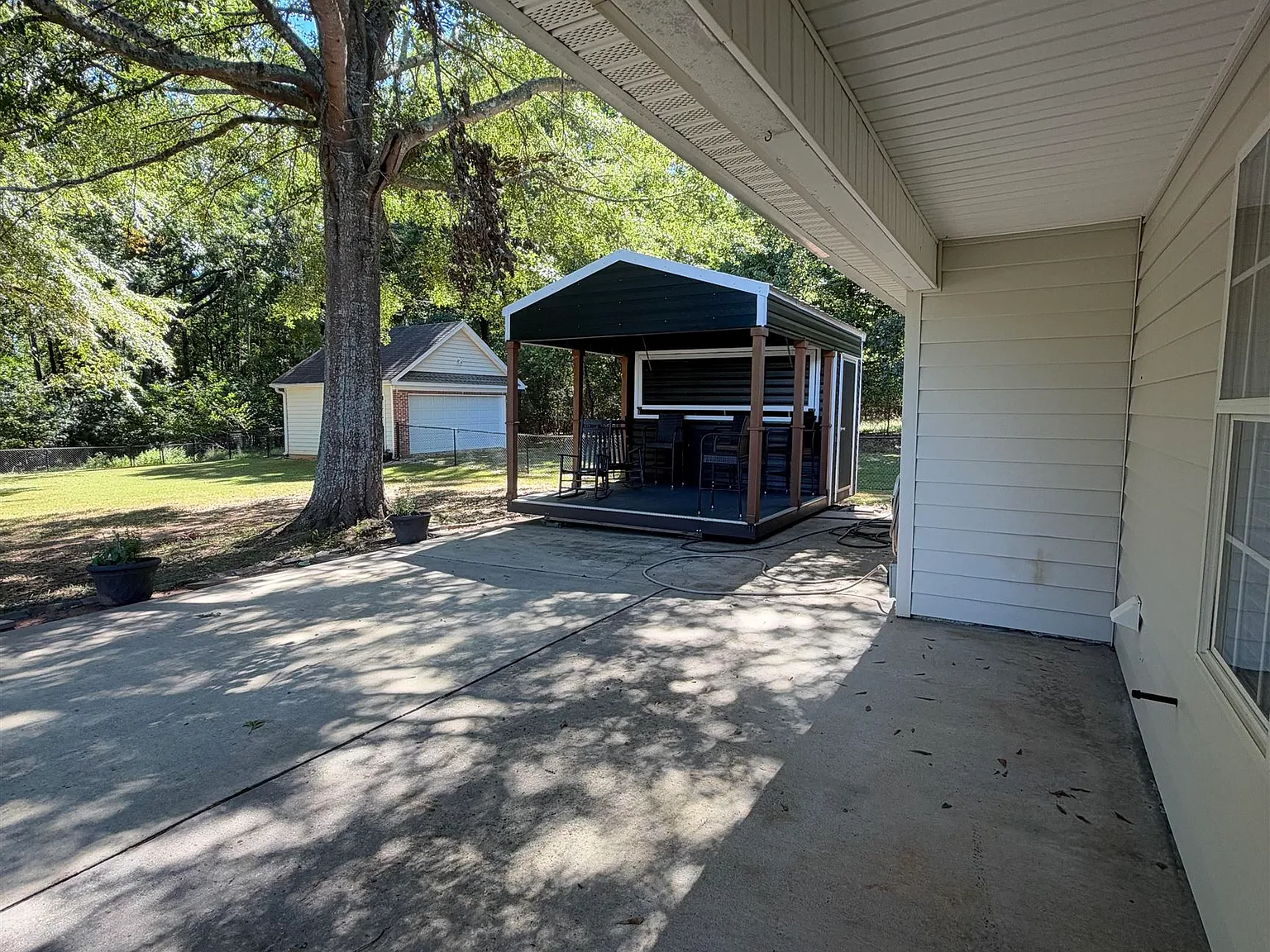 3 bed, 2.0 bath, 2296 sqft, $2,950 — Photo 3