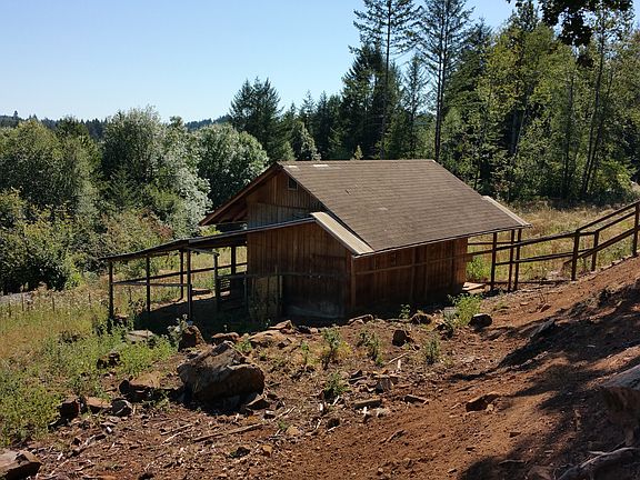 Barn with covered loafing ar