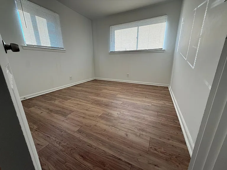 426 Brookview Dr — Photo 4