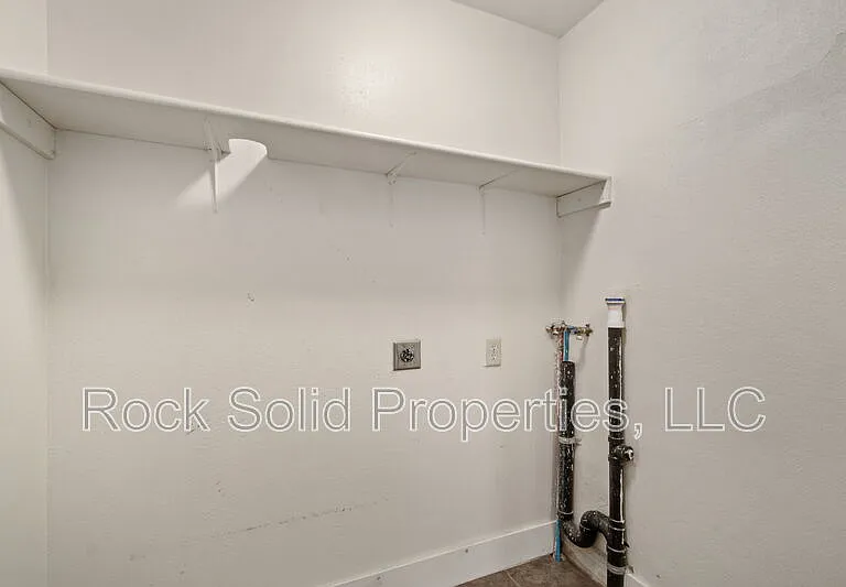 316 E 20th St — Photo 22
