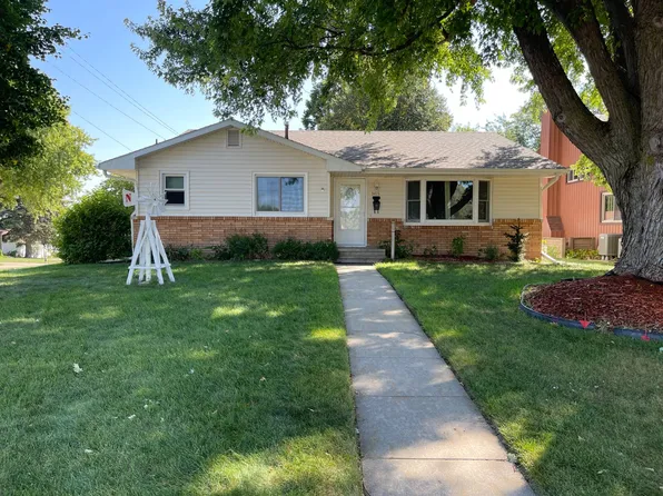 3415 Lakeview Dr, Kearney, NE 68845
