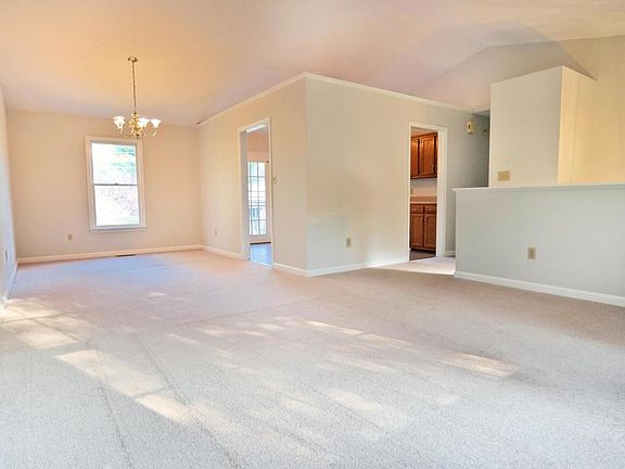 4th image of 34 Harvest Ln
