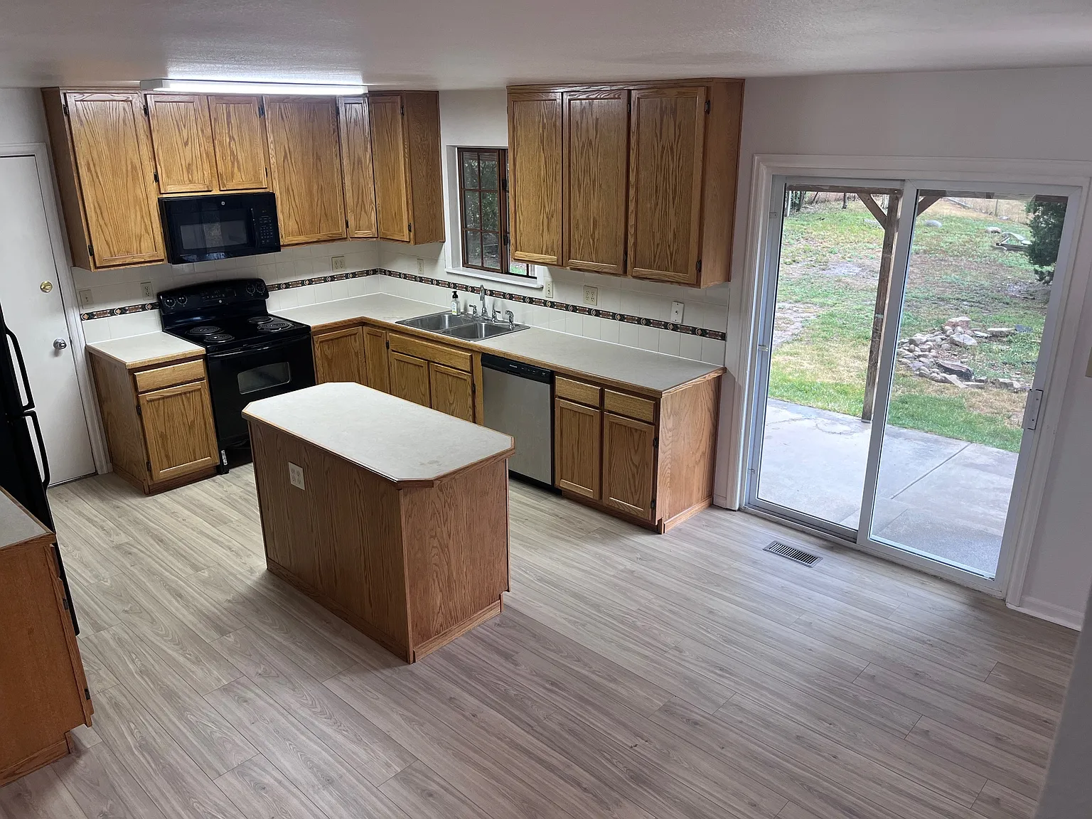 3 bed, 1808 sqft, $2,385 — Photo 3