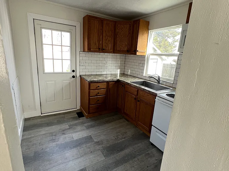 2211 W Atlantic St — Photo 2