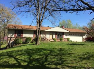 880 Ranch Ln, Villa Ridge, MO 63089