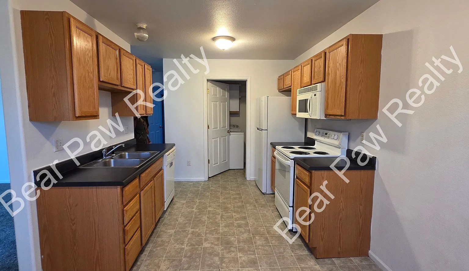 1238 Taft Ave — Photo 2