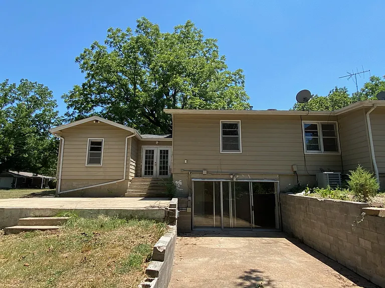 305 Walnut Ln — Photo 15