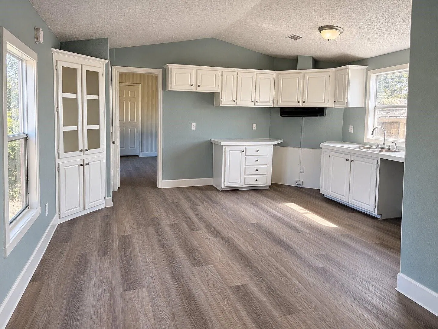 3 bed, 2.0 bath, 1155 sqft, $1,500 — Photo 2