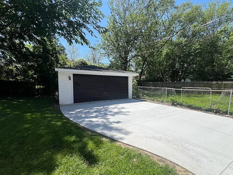 22144 Moross Rd — Photo 15