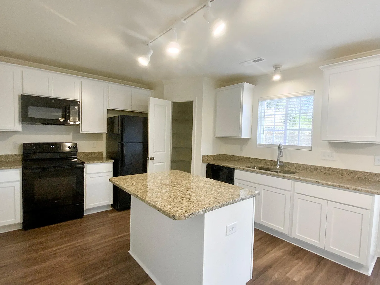 4 bed, 2.5 bath, $2,140 — Photo 2