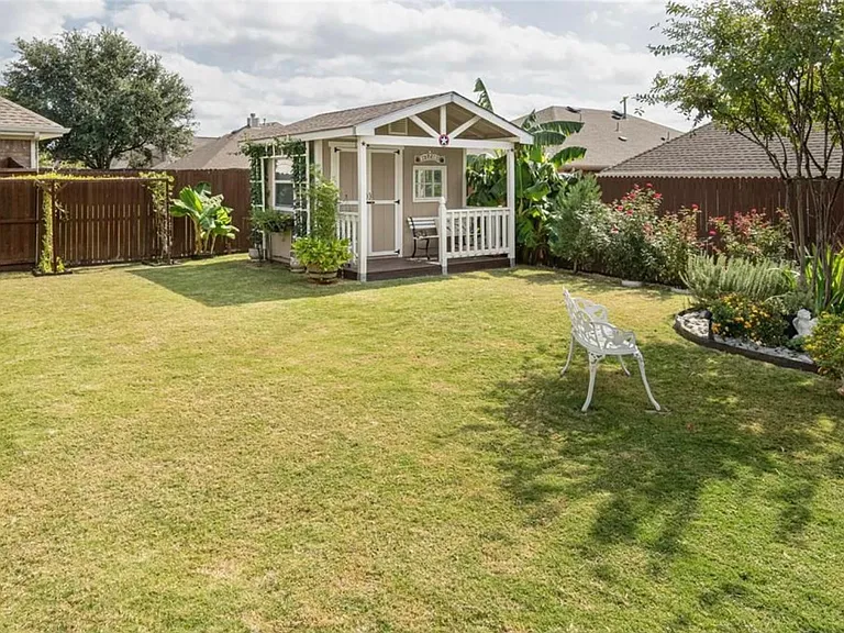 908 Lake Grove Dr — Photo 8
