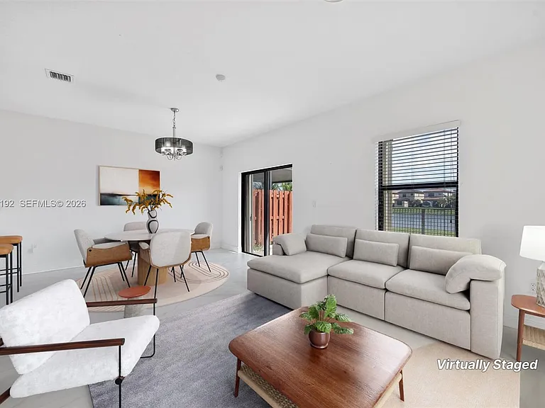 3728 NE 3rd Ct — Photo 5