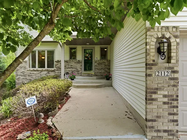 2112 Parkwood Hills Dr NE, Rochester, MN 55906