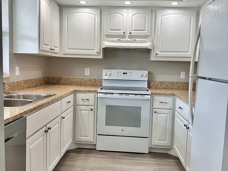 300 Valley Stream Dr #8 — Photo 9