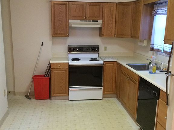4th image of 97 S Washington St #1