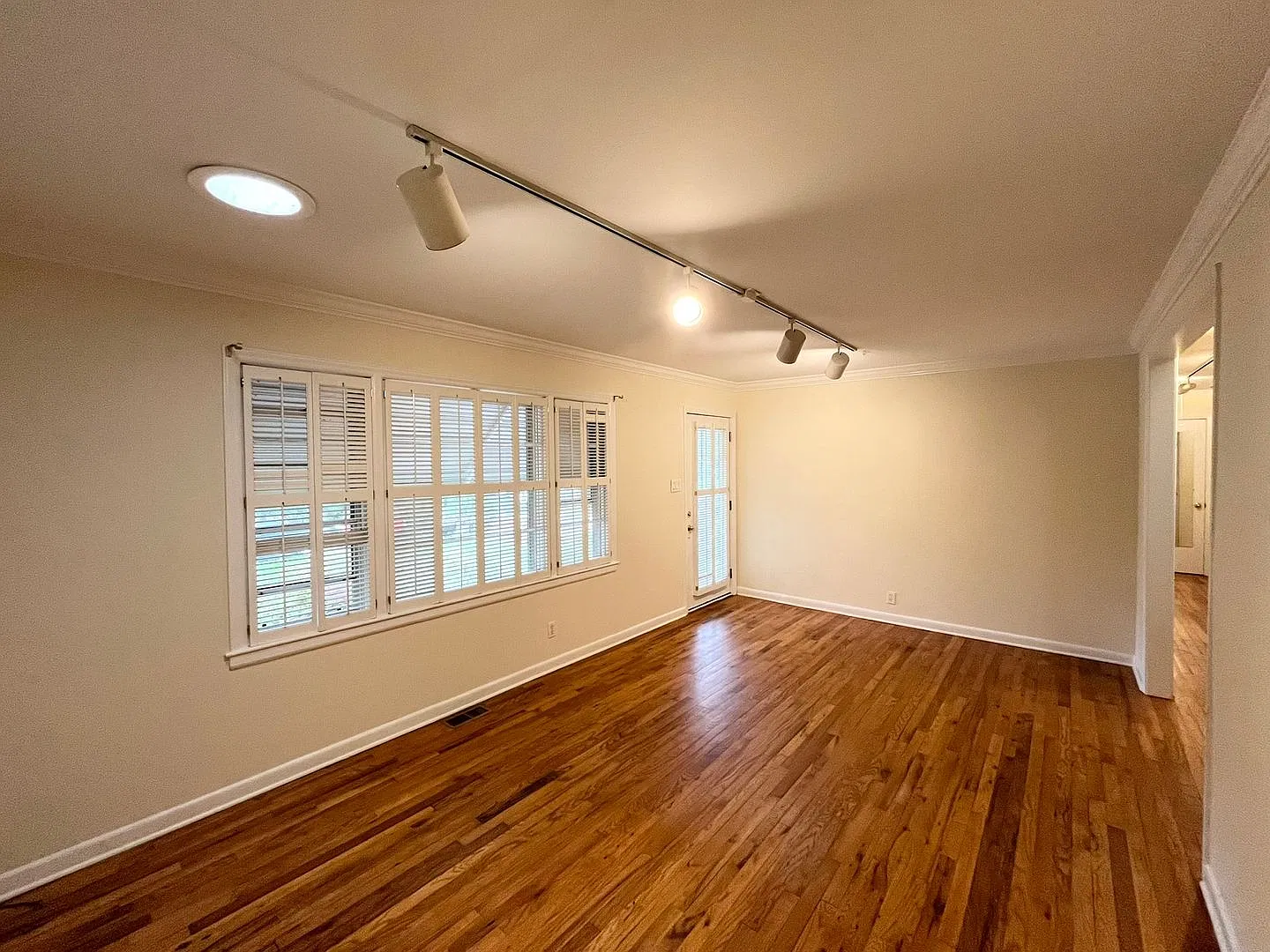 Comfortable 3BD, 1.5BA House with Large Fenced Backyard — Photo 3