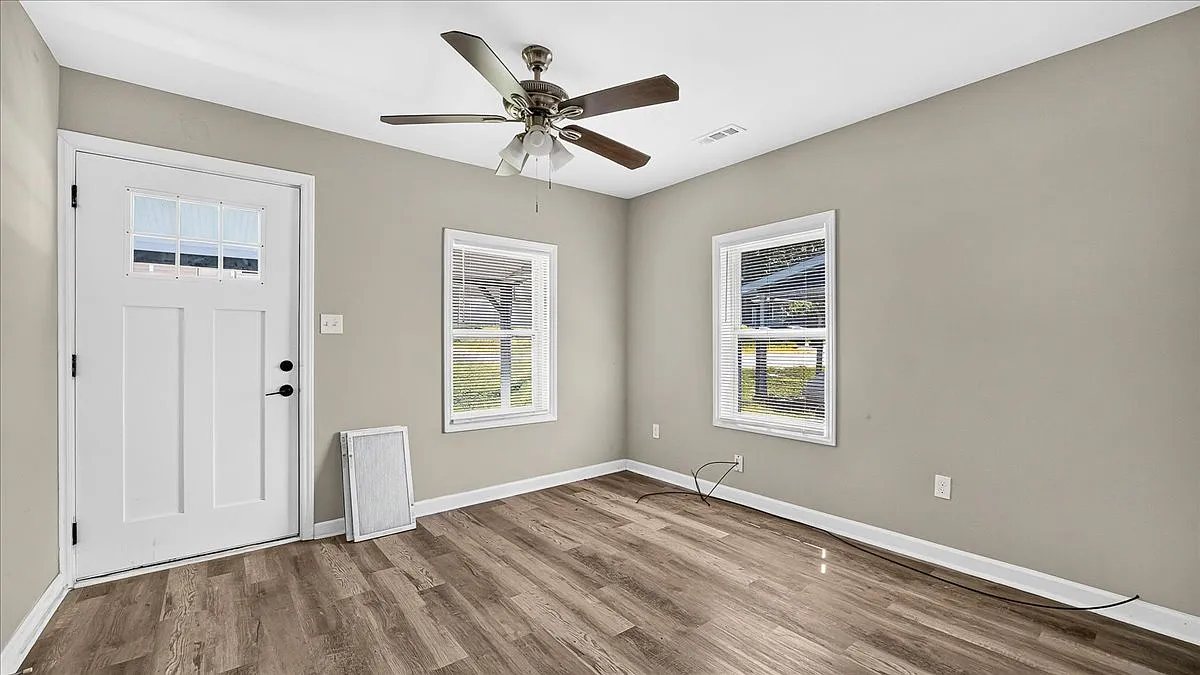 3 bed, 900 sqft, $1,225 — Photo 2