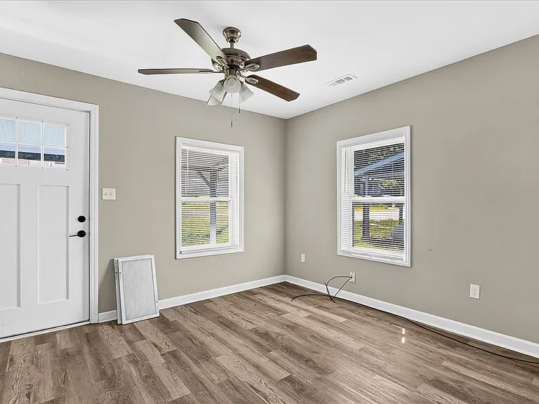 415 Spring Ct — Photo 2