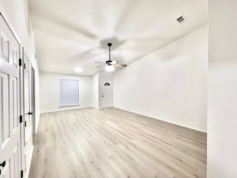 120 S McKown Ave #B — Photo 3
