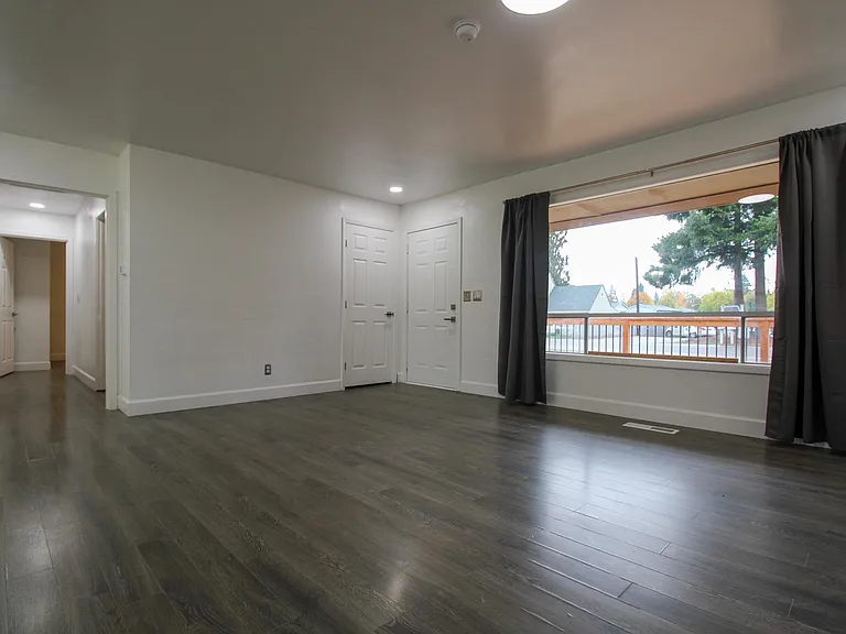 1170 Clearview Ave NE — Photo 4