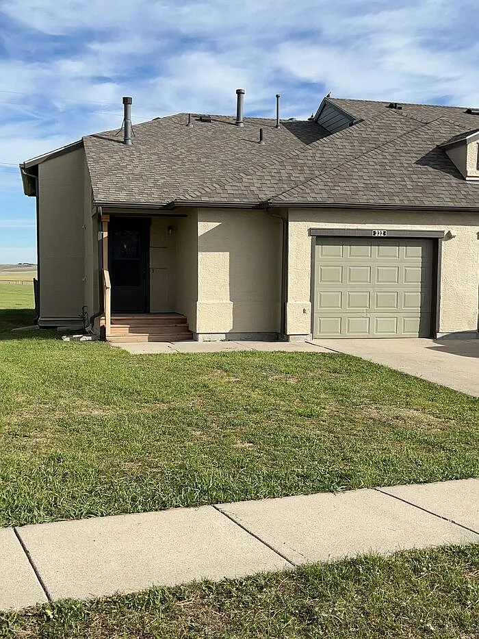 3 bed, 2.5 bath, 1328 sqft, $1,755 — Photo 1