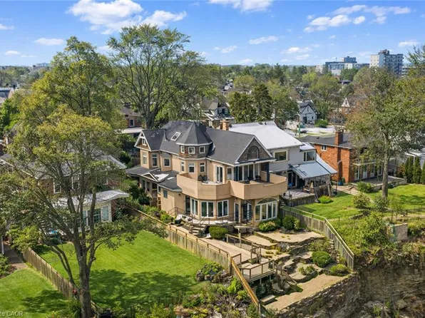 91 Mountain Park Ave, Hamilton, ON L9A 1A1