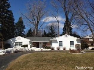 2772 Peterboro Rd, West Bloomfield, MI 48323