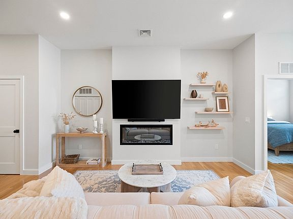 4th image of 531 Main St #1002