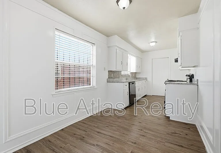 704 Skyline Dr — Photo 9