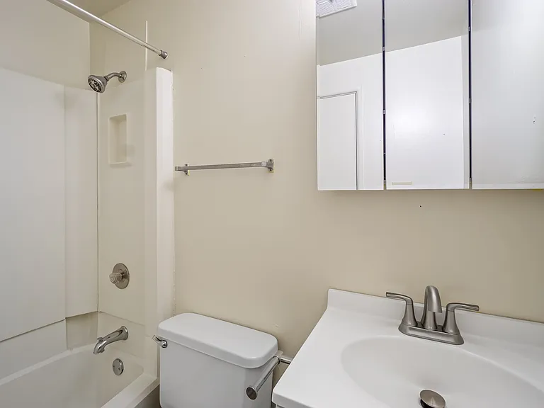 Greenwich Manor Apartments — Photo 31