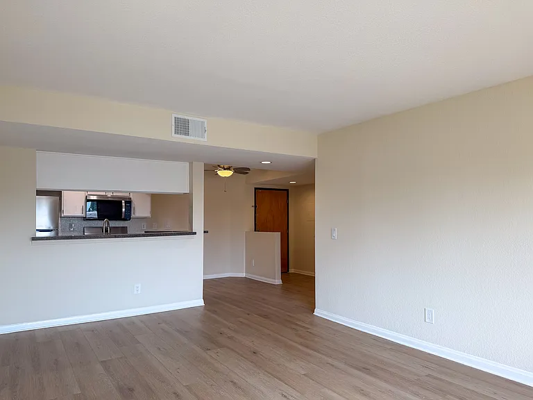 Elizabeth Arms Apartments — Photo 18