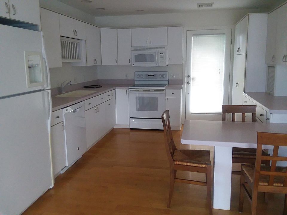 1st image of 10 Vin Rose Ln