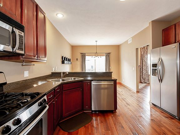 Granite counters, SS appliances 42" cabinets.
